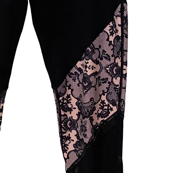 Fabletics Woman's Size Medium Black Pink Mesh Hems Cropped Athleisure Leggings - Picture 4 of 7